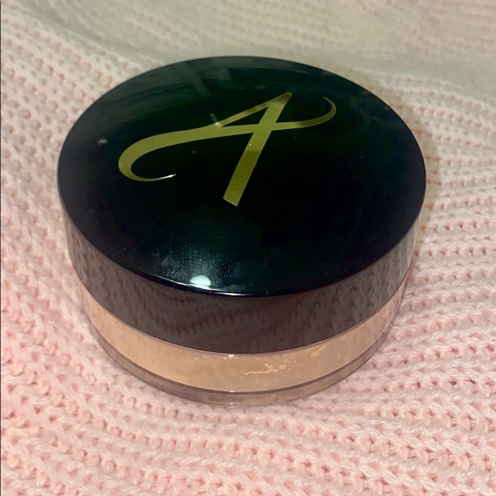 BRAND NEW Artistry Powder